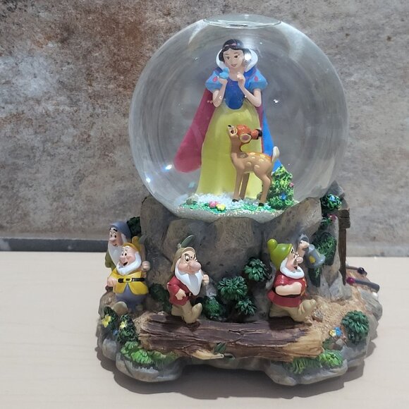 Hallmark Musical Snow Globe Disney's Snow White and the Seven Dwarfs 1990 - Picture 3 of 13
